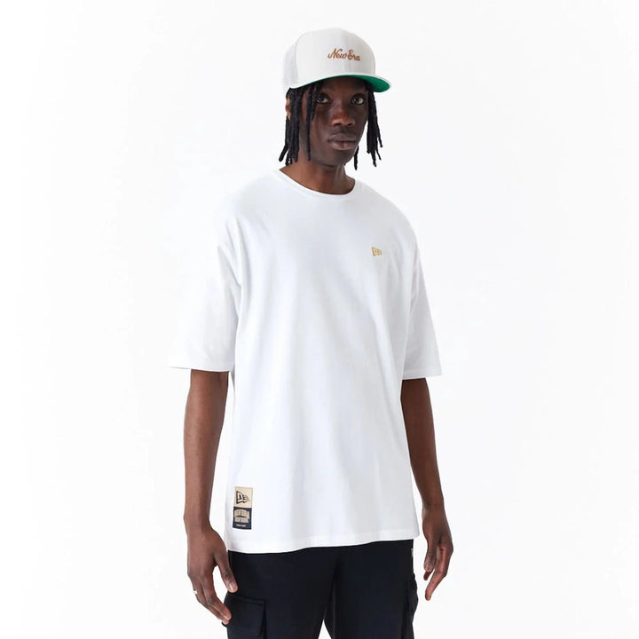New Era Sticker White Oversized tee white - Shop-Tetuan