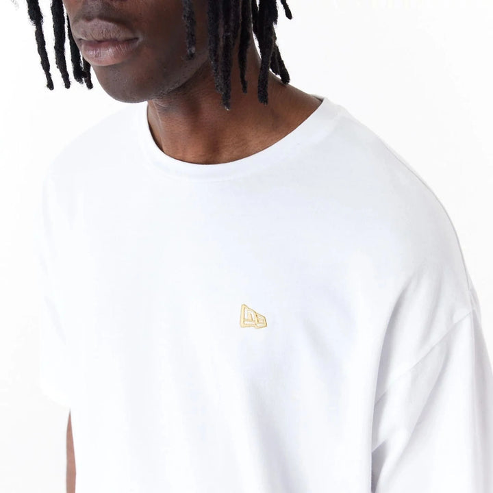 New Era Sticker White Oversized tee white - Shop-Tetuan