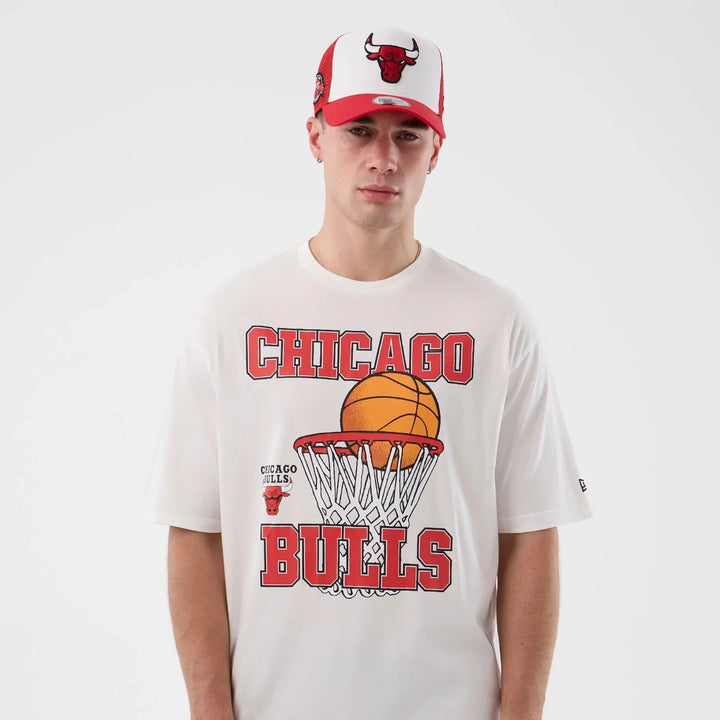 New Era NBA Basketball Graphic Oversized tee C Bulls white - Shop-Tetuan