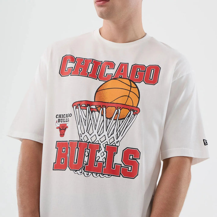 New Era NBA Basketball Graphic Oversized tee C Bulls white - Shop-Tetuan
