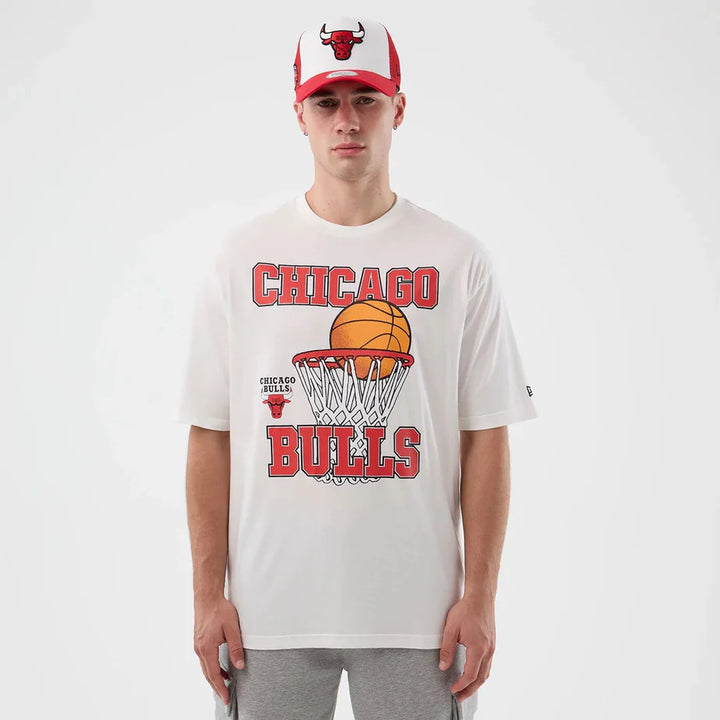 New Era NBA Basketball Graphic Oversized tee C Bulls white - Shop-Tetuan
