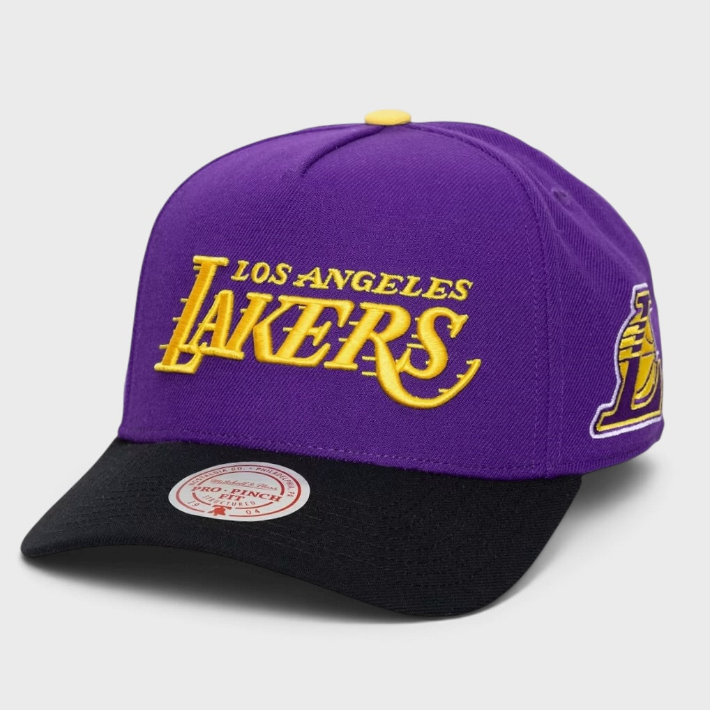 Mitchell &amp; Ness Legendary Away Pro Pinch Snapback LA Lakers purple/black