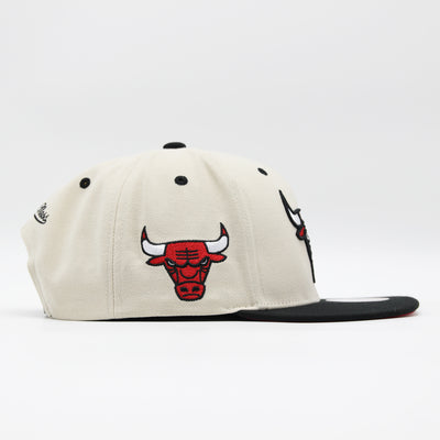 Mitchell & Ness Sail 2 Tone snapback C Bulls off white - Shop-Tetuan