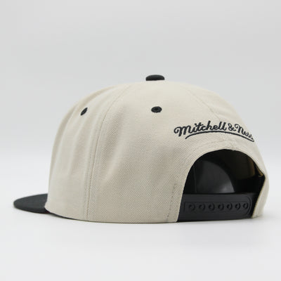 Mitchell & Ness Sail 2 Tone snapback C Bulls off white - Shop-Tetuan