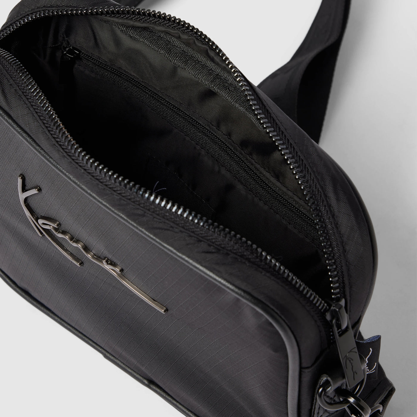 Karl Kani Signature Messenger bag black - Shop-Tetuan