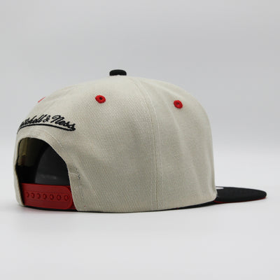 Mitchell & Ness Pop Panel  snapback C Bulls off white/black