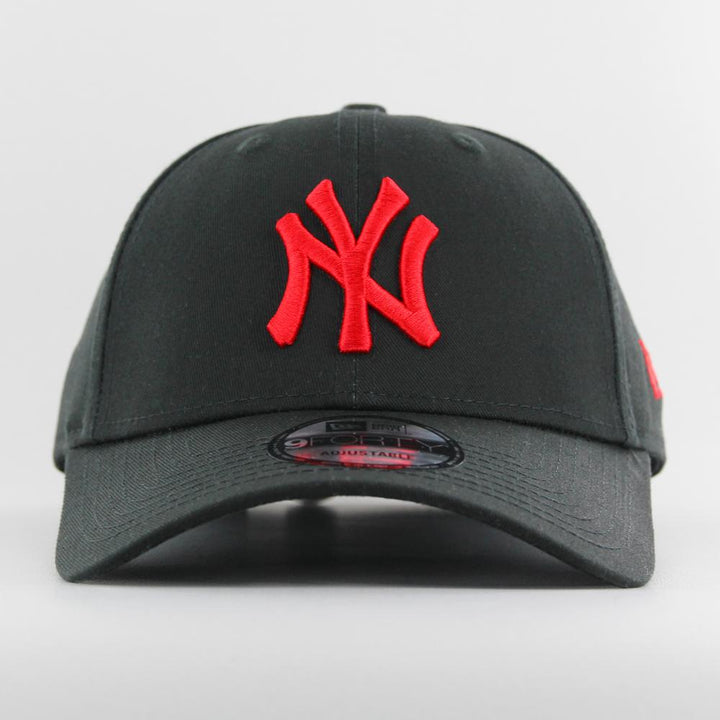 New Era League Essential 9Forty strapback NY Yankees black/red - Shop-Tetuan