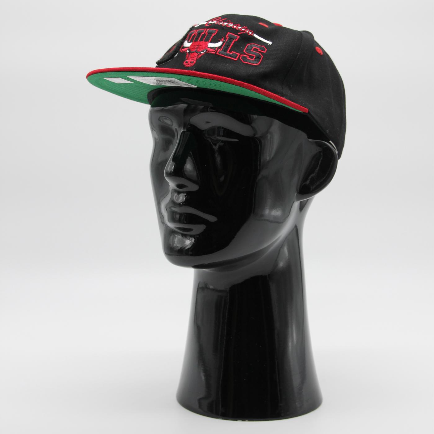 Mitchell & Ness NBA Varsity Letter snapback C Bulls black - Shop-Tetuan