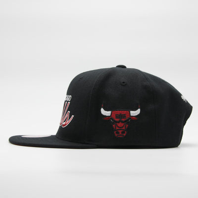 Mitchell & Ness NBA Team Script 2.0 snapback C Bulls black/red - Shop-Tetuan