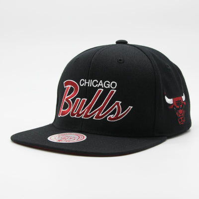 Mitchell & Ness NBA Team Script 2.0 snapback C Bulls black/red - Shop-Tetuan