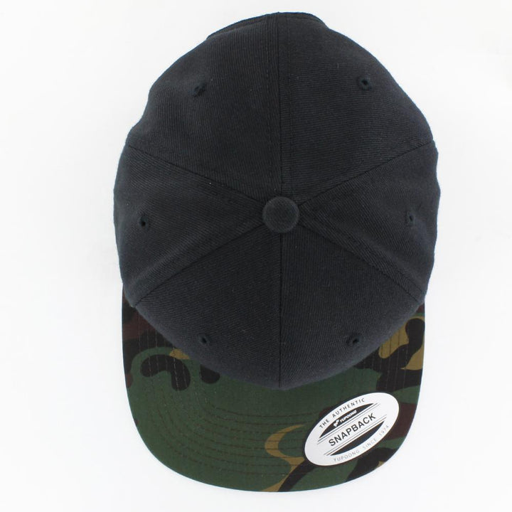 The Classics Yupoong 2-Tone Camo snapback blk/green camo - Shop-Tetuan